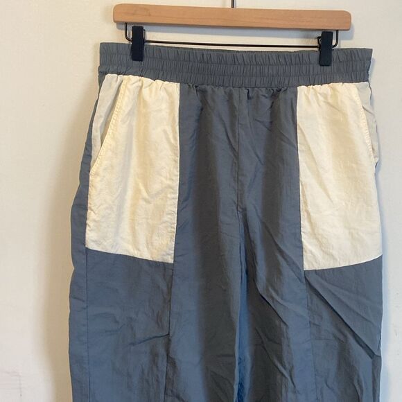 Fabletics Gray & White Colorblock Kickback Two-Tone Track Pants Size XL - Picture 2 of 8